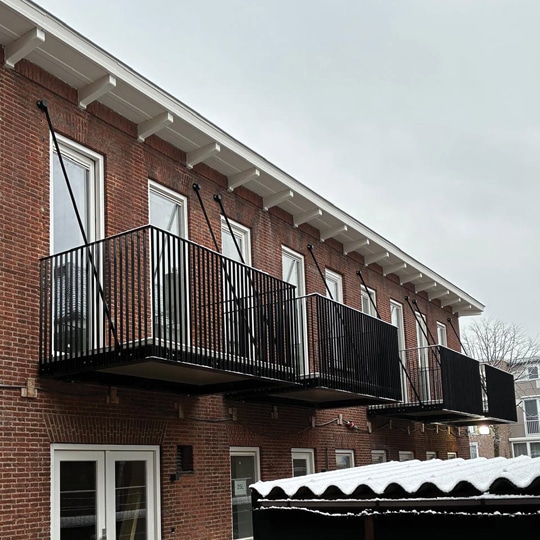 Onlangs hebben wij het transformatieproject aan de Wilheminalaan te Alphen a/d Rijn voor Blanksmabouw opgeleverd. Balco Balkonsystemen B.V